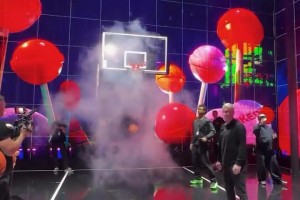 东契奇来到自己的快闪店展示了自己的柔和手感！