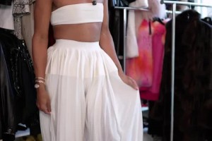 卧槽，我的眼睛！EJ酱这身抹胸装扮，你们受得了嘛？🙊